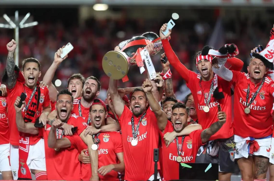 开云娱乐平台-包含曼联迎葡超关键赛，赛前战术微调，压力陡增，年轻球员得到机会的词条